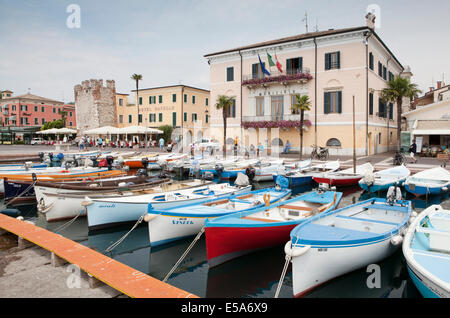 L'hrbour et lakeside hôtels à Bardolino, sur le lac de Garde, Italie Banque D'Images