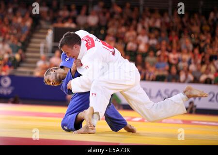 Glasgow, Ecosse, Royaume-Uni. 25 juillet 2014. Jour 2 des Jeux du Commonwealth, le Judo. Patrick Dawson (Ecosse, bleu) bat Jan Gosiewski (Angleterre, blanc) dans la ronde préliminaire de 16 Styles : Neville Crédit/Alamy Live News Banque D'Images