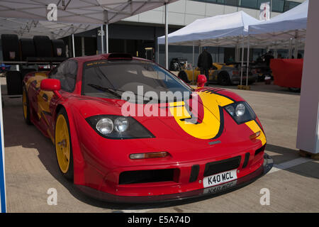 Towcester, UK. 25 juillet 2014, un rouge Mclaren dans le pitts à Silverstone. Credit : Keith Larby/Alamy live news Banque D'Images