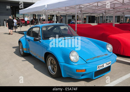 Towcester, UK. 25 juillet 2014, Porsche garées sur le pitts à Silverstone. Credit : Keith Larby/Alamy live news Banque D'Images