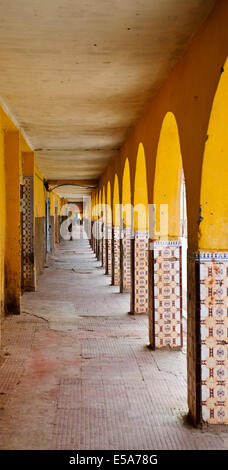 Tata, les touristes, l'utiliser comme base pour des excursions dans la région.Tata se trouve sur la route N12,Arcades,ville frontière de garnison,Maroc Banque D'Images