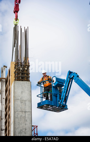 Caucasian worker nacelle sur place Banque D'Images