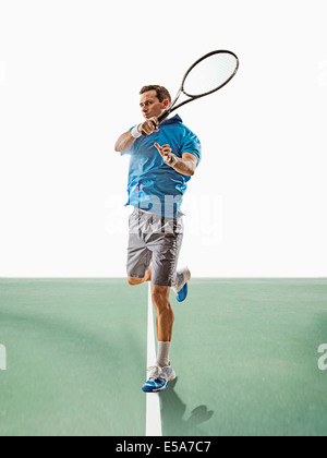 Young man playing tennis on court Banque D'Images