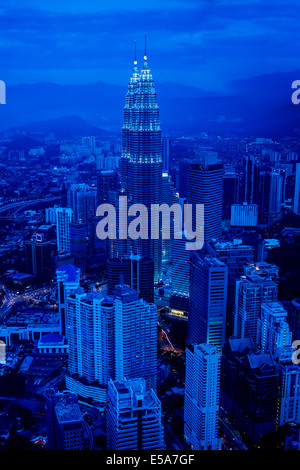 Vue sur la ville éclairée la nuit, Kuala Lumpur, Malaisie Banque D'Images