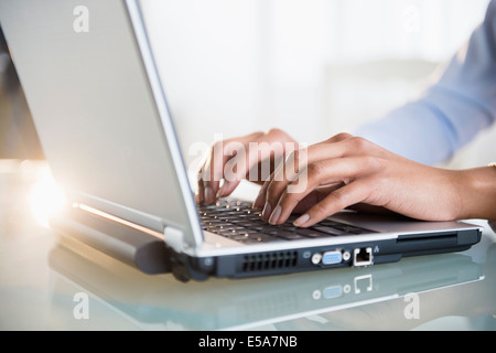 Mixed Race businesswoman working on laptop Banque D'Images