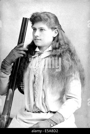 ANNIE OAKLEY (1860-1926) American sharpshooter et star de Buffalo Bill Cody's Wild West Show, ici de 1880 Banque D'Images