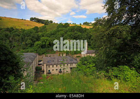 Un ancien moulin Litton maintenant des usines de textile, des appartements de luxe dans la région de Miller's Dale, de l'Monsal Trail, Derbyshire, Peak District National Park, Angleterre, Royaume-Uni. Banque D'Images