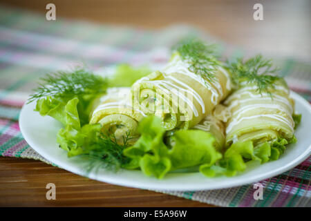 Rouleaux de courgettes avec la farce au fromage et les verts Banque D'Images