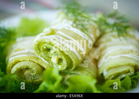 Rouleaux de courgettes avec la farce au fromage et les verts Banque D'Images