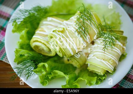 Rouleaux de courgettes avec la farce au fromage et les verts Banque D'Images