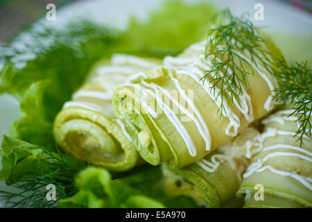 Rouleaux de courgettes avec la farce au fromage et les verts Banque D'Images