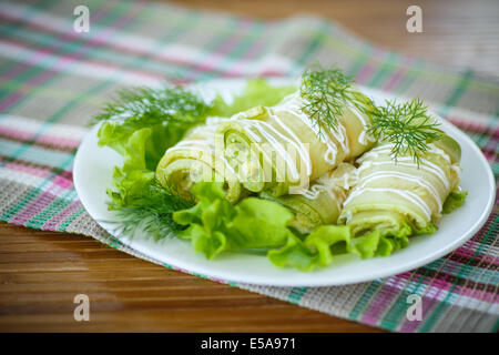 Rouleaux de courgettes avec la farce au fromage et les verts Banque D'Images