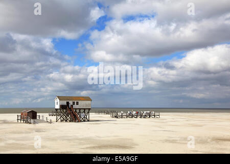 Bâtiment sur pilotis sur la plage de Sankt Peter-Ording, Eiderstedt, Frise du Nord, Schleswig-Holstein, Allemagne Banque D'Images