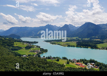 Le lac Wolfgangsee, vue d'Aberseeblick à St Gilgen, quitté St Wolfgang, Salzkammergut, Salzburg, Autriche Etat Banque D'Images