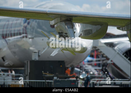 Boeing (McDonnell Douglas) AGA/GRM/UGM-84 anti missiles antinavires Harpoon sous monté sur aile avion Poseidon P8 Banque D'Images