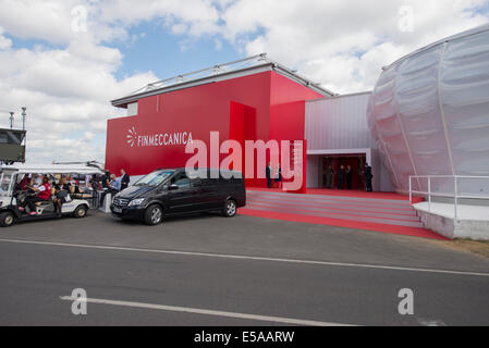 Vue extérieure du pavillon Finmeccanica au Farnborough International Airshow 2014, Farnborough, Hampshire. Banque D'Images