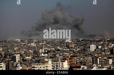 Gaza, bande de Gaza, Territoires palestiniens. Le 25 juillet, 2014. La fumée d'une frappe israélienne s'élève au-dessus de la bande de Gaza, le vendredi . Un officiel israélien de la Défense, affirme le cabinet de sécurité israélien se réunit pour discuter des efforts de cessez-le-feu, mais aussi la possibilité d'étendre ses forces' huit jours opération terrestre à Gaza. Credit : ZUMA Press, Inc./Alamy Live News Banque D'Images