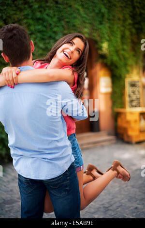 Jeune couple hugging on la city road, Debica, Pologne Banque D'Images