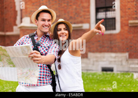 Femme du doigt quelque chose à son petit ami au cours de visites, Debica, Pologne Banque D'Images