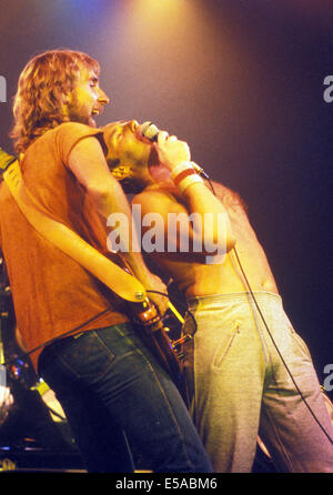 Groupe de rock britannique GENESIS sur 1975 avec Mike Rutherford et Phil Collins à gauche Banque D'Images