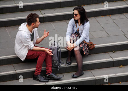 Couple sitting on steps à Londres en Juillet Banque D'Images