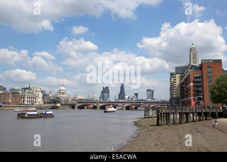 Londres - le 21 juin. Marée basse à l'Oxo Tower Wharf building avec St Pauls dans la distance le 21 juin 2014, par la Tamise Banque D'Images