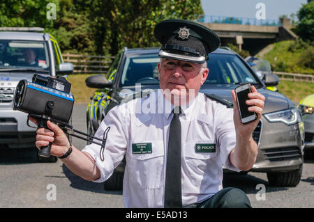 Lisburn, Irlande du Nord. Le 25 juillet, 2014. - Surintendant Gerry Murray lance la campagne de sécurité routière PSNI, y compris une répression de la vitesse et l'utilisation des téléphones mobiles. Crédit : Stephen Barnes/Alamy Live News Banque D'Images