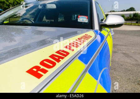 Lisburn, Irlande du Nord. Le 25 juillet, 2014. - 'Police' de la route sur le capot d'un véhicule de patrouille de la police de l'unité de trafic Crédit : Stephen Barnes/Alamy Live News Banque D'Images