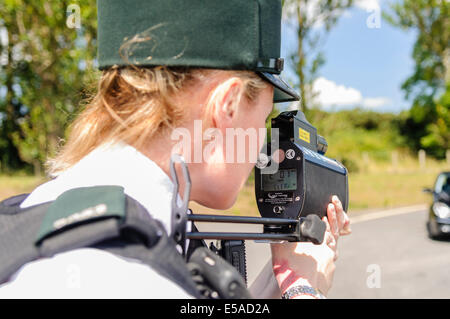 Lisburn, Irlande du Nord. Le 25 juillet, 2014. - Une femme agent de police utilise un laser de détection de la vitesse des armes à feu. Crédit : Stephen Barnes/Alamy Live News Banque D'Images