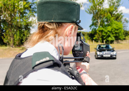 Lisburn, Irlande du Nord. Le 25 juillet, 2014. - Une femme agent de police utilise un laser de détection de la vitesse des armes à feu. Crédit : Stephen Barnes/Alamy Live News Banque D'Images