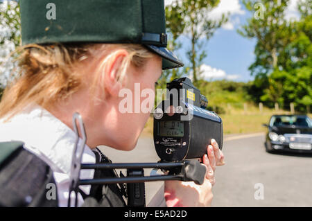 Lisburn, Irlande du Nord. Le 25 juillet, 2014. - Une femme agent de police utilise un laser de détection de la vitesse des armes à feu. Crédit : Stephen Barnes/Alamy Live News Banque D'Images