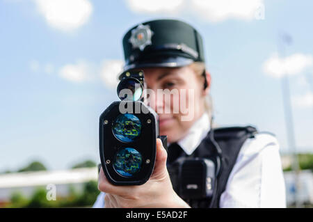 Lisburn, Irlande du Nord. Le 25 juillet, 2014. - Inspecteur PSNI Rosie Leech de la direction de la police de la route utilise un laser de détection de la vitesse des armes à feu. Crédit : Stephen Barnes/Alamy Live News Banque D'Images