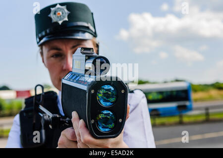 Lisburn, Irlande du Nord. Le 25 juillet, 2014. - Inspecteur PSNI Rosie Leech de la direction de la police de la route utilise un laser de détection de la vitesse des armes à feu. Crédit : Stephen Barnes/Alamy Live News Banque D'Images