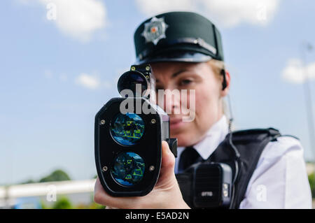 Lisburn, Irlande du Nord. Le 25 juillet, 2014. - Inspecteur PSNI Rosie Leech de la direction de la police de la route utilise un laser de détection de la vitesse des armes à feu. Crédit : Stephen Barnes/Alamy Live News Banque D'Images