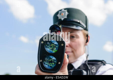 Lisburn, Irlande du Nord. Le 25 juillet, 2014. - Inspecteur PSNI Rosie Leech de la direction de la police de la route utilise un laser de détection de la vitesse des armes à feu. Crédit : Stephen Barnes/Alamy Live News Banque D'Images