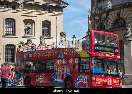 Sightseeing bus touristique en face de Sheldonian Theatre, Broad Street, Oxford, England, UK Banque D'Images