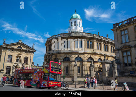 Sightseeing bus touristique en face de Sheldonian Theatre, Broad Street, Oxford, England, UK Banque D'Images