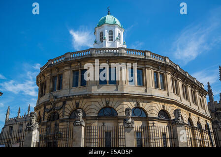 Sheldonian Theatre et empereurs chefs sculptures en pierre, Broad Street, Oxford, England, UK Banque D'Images