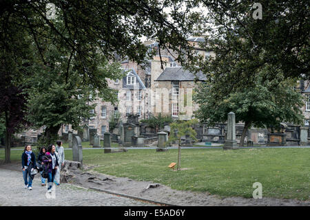 Groupe de touristes marcher à travers le domaine de Greyfriars Kirk, Édimbourg, Écosse Banque D'Images