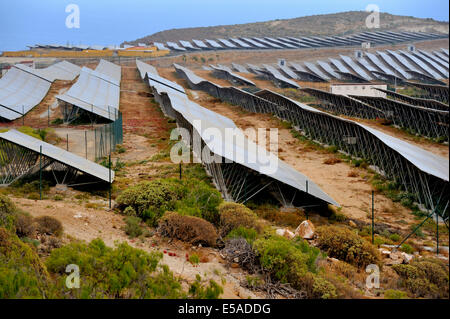 L'énergie solaire photovoltaïque de production d'énergie électrique des éoliennes de la ferme en arrière-plan, près de la Villa de Arico, Tenerife sud Banque D'Images