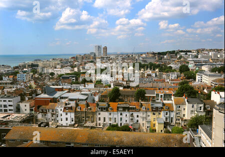 Vue sur les toits de la ville de Brighton avec le Royal Pavilion visible au centre de shot UK Banque D'Images