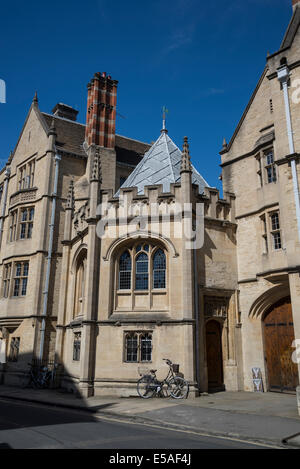 Bicycle leaning on Hertford College house dans Catte Street, Oxford, England, UK Banque D'Images