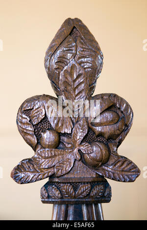 Découpage sur la fin d'un banc à la 18e siècle chapelle au-dessus de la guérite au Tilbury Fort, Essex, Angleterre, Royaume-Uni. Banque D'Images