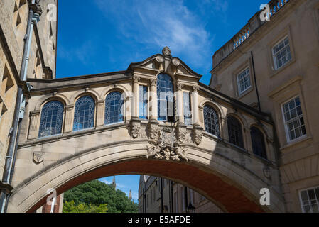Pont de Hertford, populairement connu comme le Pont des Soupirs, est un assemblage de deux parties de Skyway Hertford College au New College Lane Banque D'Images