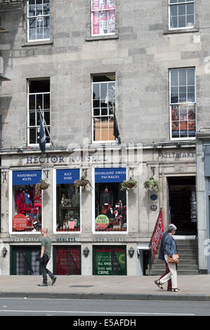 Les personnes qui s'y passé Hector Russell Kiltmakers sur Princes Street Banque D'Images