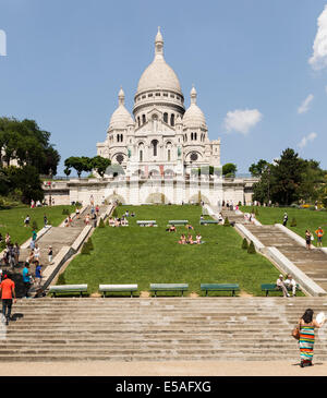 Paris, France. 24 juillet, 2014. Tourist profiter du beau temps et de s'asseoir à proximité de la Basilique du Sacré-Cœur à Paris, le Jeudi, Juillet 24, 2014 Credit : Cecilia Colussi/Alamy Live News Banque D'Images