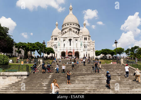 Paris, France. 24 juillet, 2014. Tourist profiter du beau temps et de s'asseoir à proximité de la Basilique du Sacré-Cœur à Paris, le Jeudi, Juillet 24, 2014 Credit : Cecilia Colussi/Alamy Live News Banque D'Images