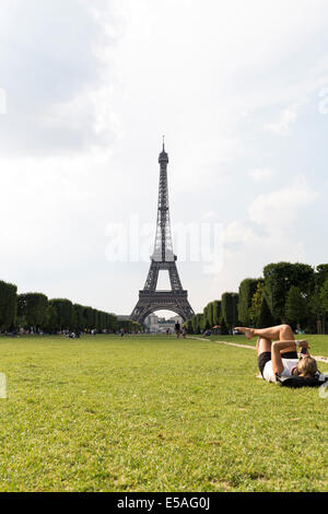 Paris, France. 24 juillet, 2014. Femme de soleil et en utilisant son téléphone portable dans le Champs de Mars, Paris, France Crédit : Cecilia Colussi/Alamy Live News Banque D'Images