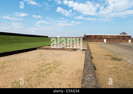 Magazine de poudre dans l'arrière-plan avec les fondations de la caserne des soldats de l'avant-plan, Tilbury Fort, Essex, Royaume-Uni. Banque D'Images