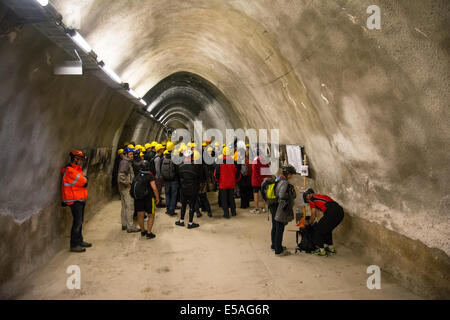 Austria-May,Mauthausen 10,2014:Personnes avec casque visiter le tunnel de Gusen,une série de tunnels secrets près du camp de concentration o Banque D'Images